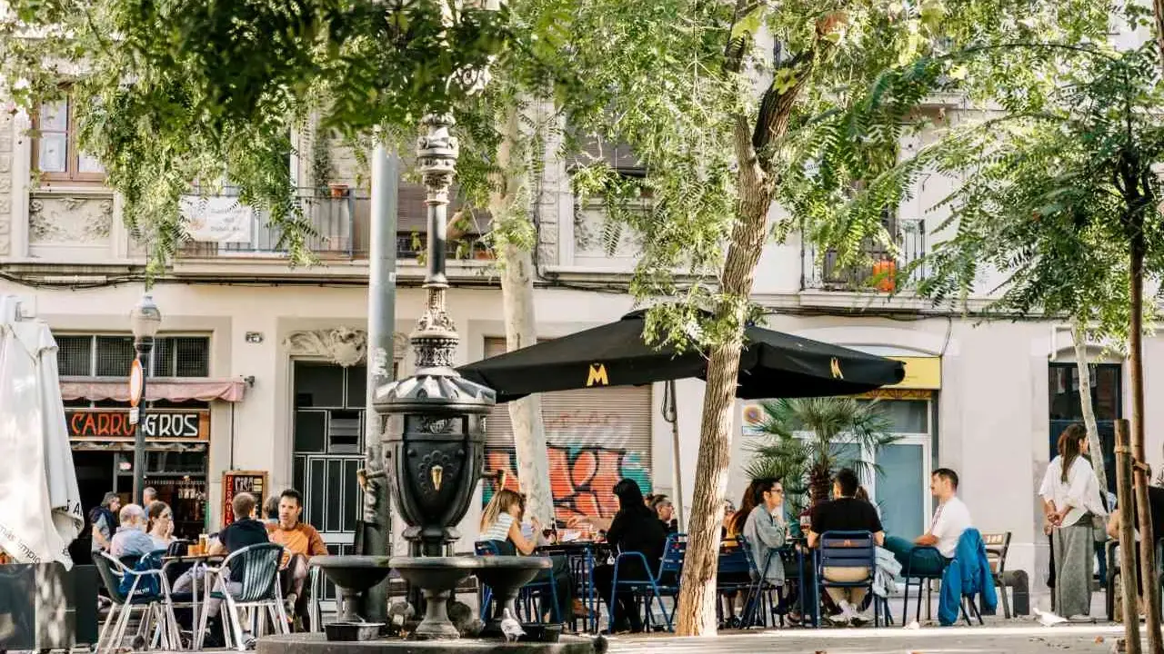 Gemütliche Straßencafés in Barcelona, perfekt für eine entspannte Pause bei deinem Städtetrip. Genieße das Flair der Stadt, auch wenn du nur Barcelona in 2 Tagen erkundest.