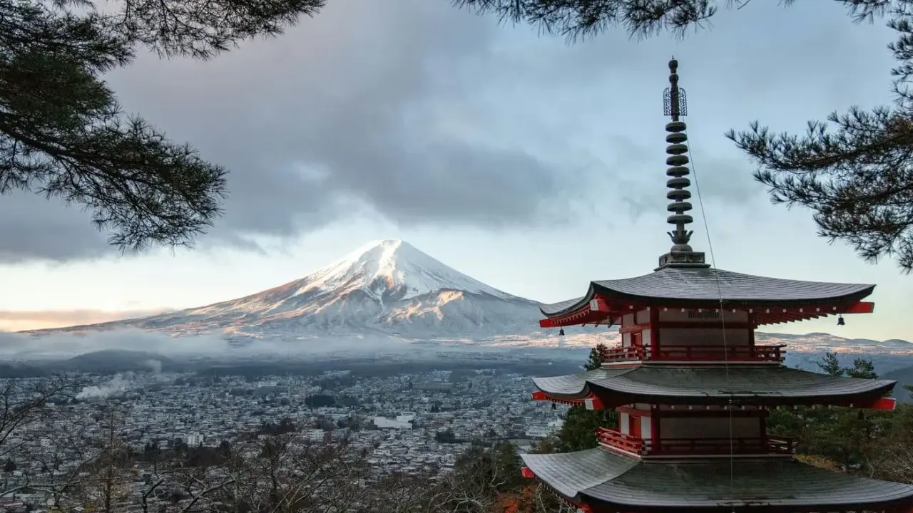 Vacker vy av Fuji med pagod i förgrunden. En påminnelse om att vaccin Japan är viktigt för resan.