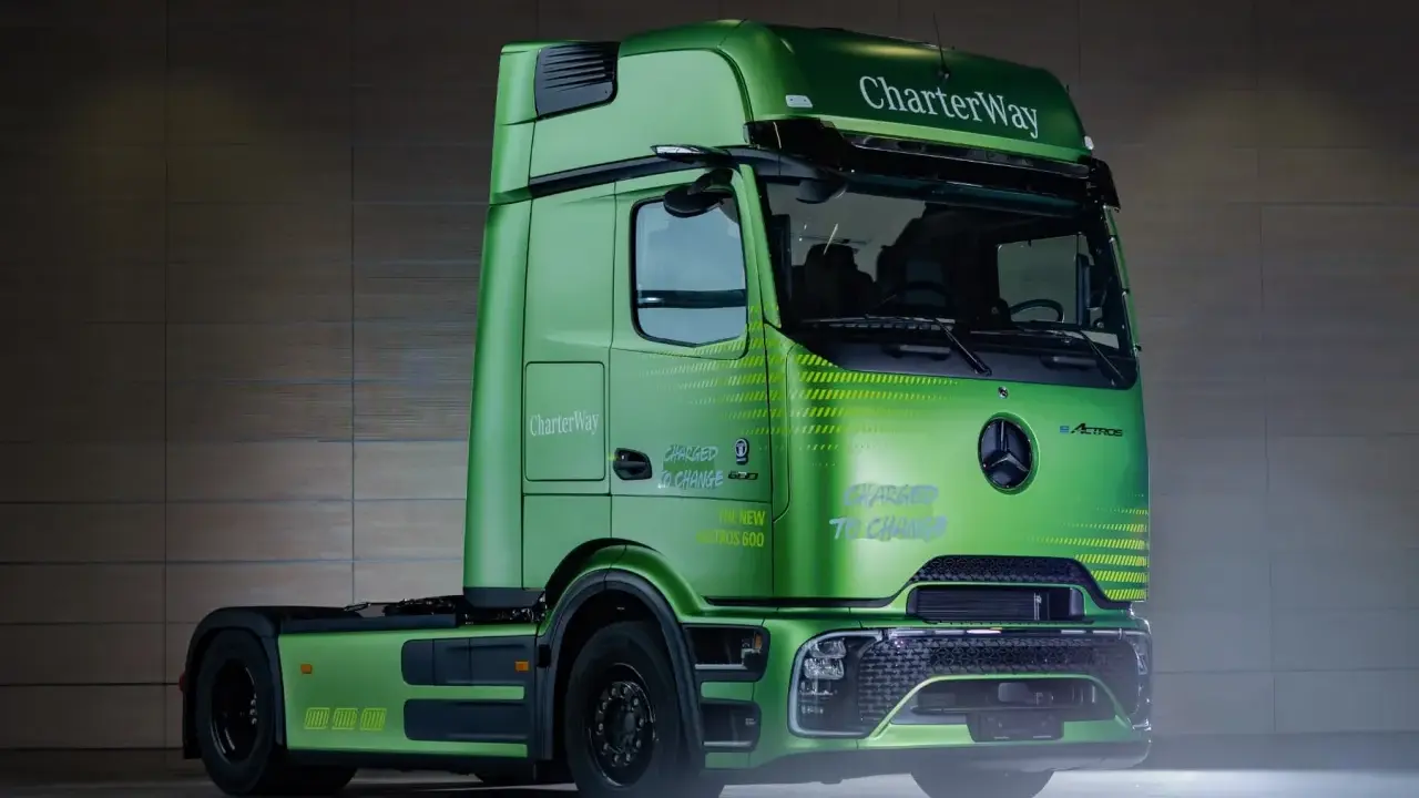 Camión verde brillante Mercedes eActros 600, "CHARGED TO CHANGE", listo para revolucionar el transporte.