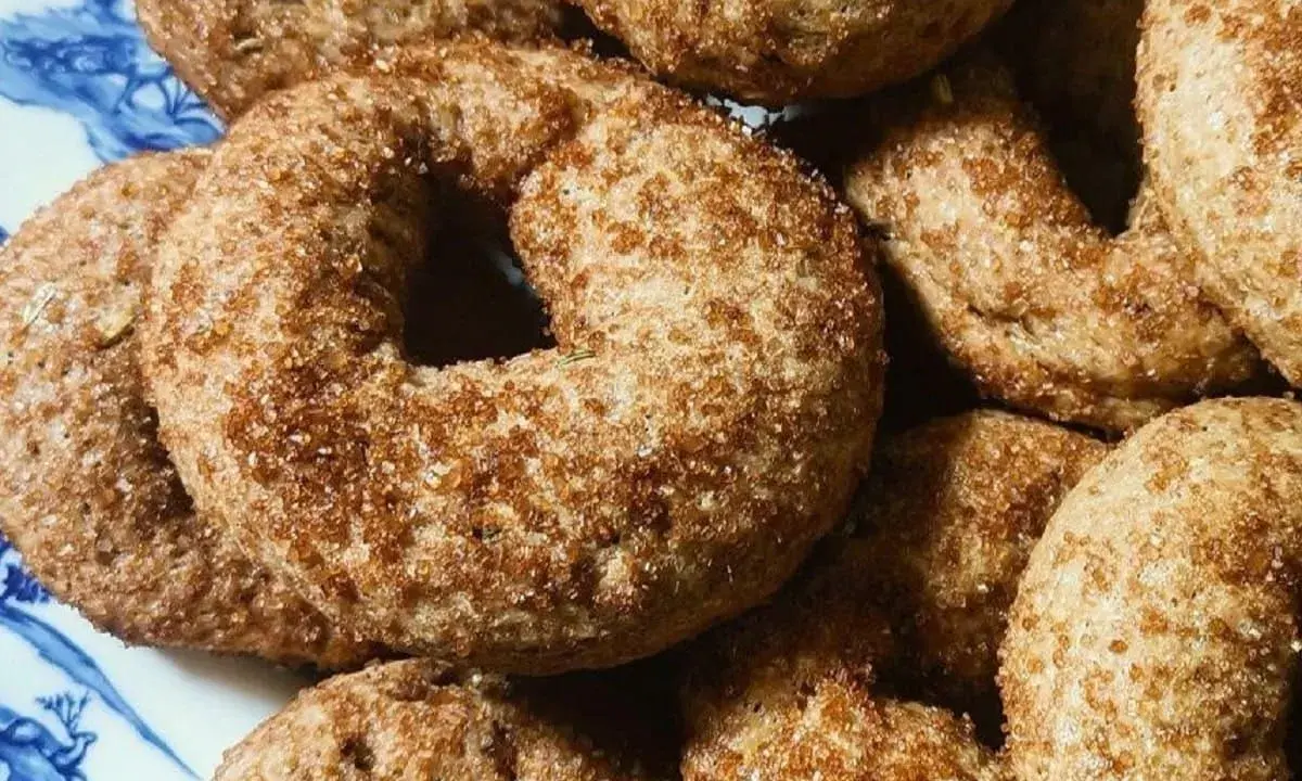 Dolci anelli con zucchero di canna e spezie, perfetti per scoprire cosa mangiare in Umbria.