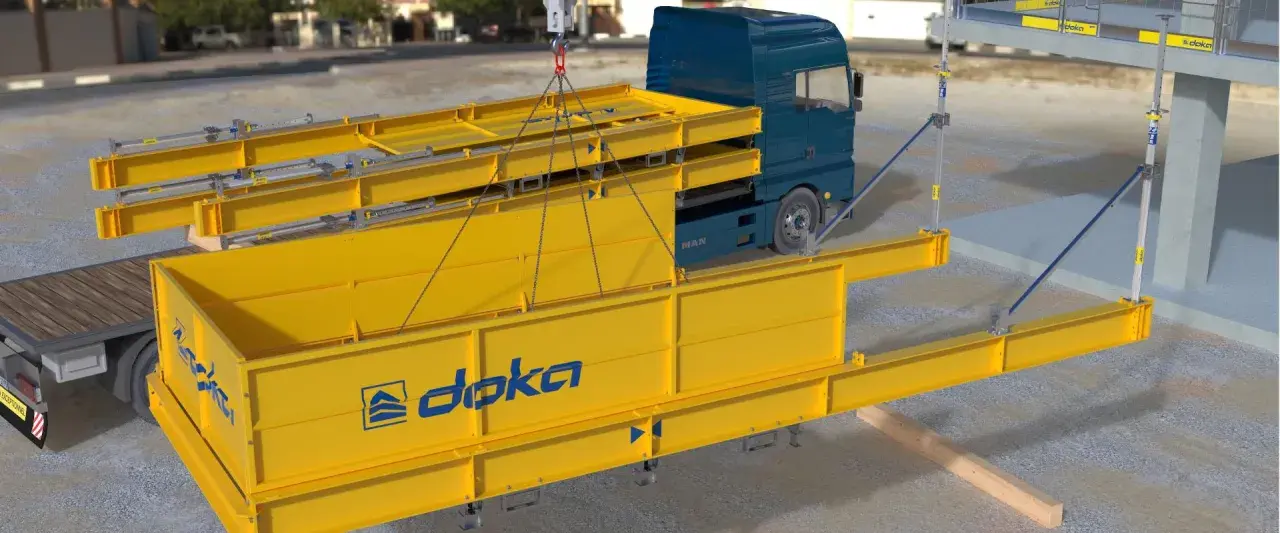 Montaje de una plataforma de descarga obra con vigas amarillas y un camión azul.