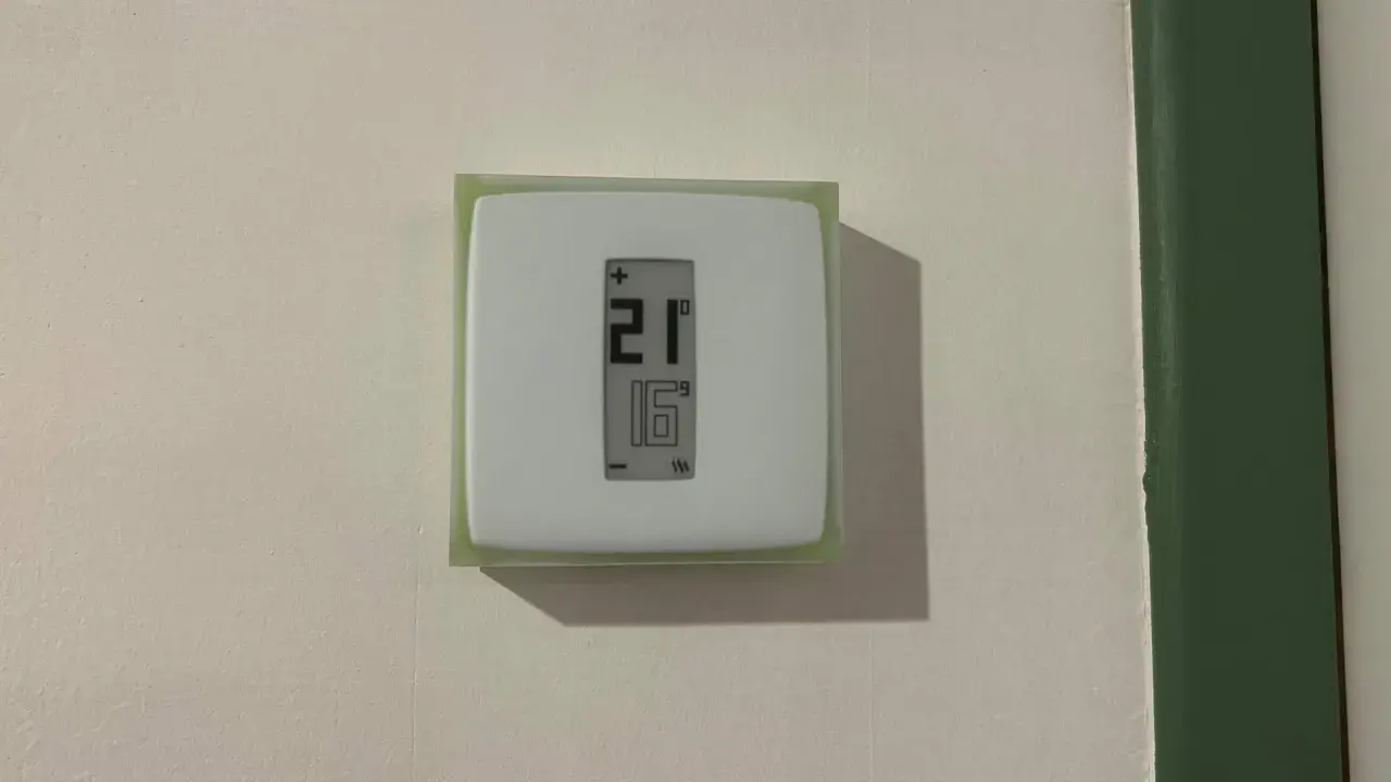 Thermostat Netatmo avis : 21°C affichés, 16°C ambiant. Confort thermique assuré.