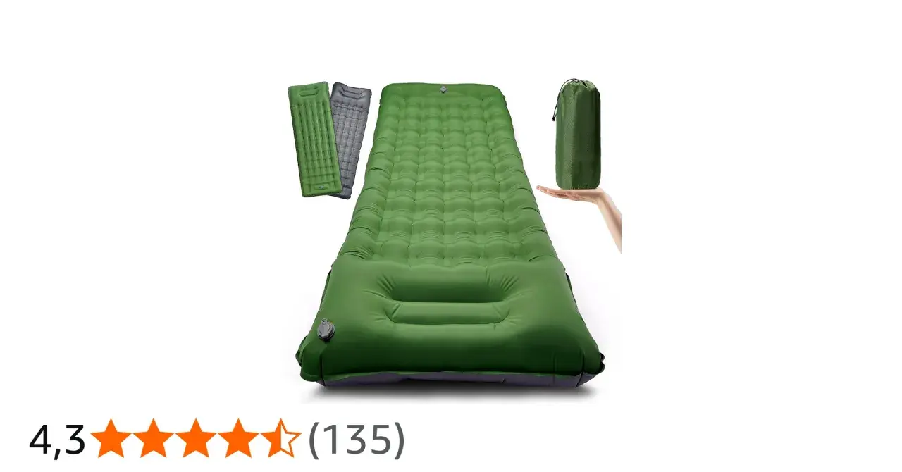 Zielony materac samopompujący rozłożony, obok złożone modele i pokrowiec. Dowiedz się, jak napompować materac samopompujący.