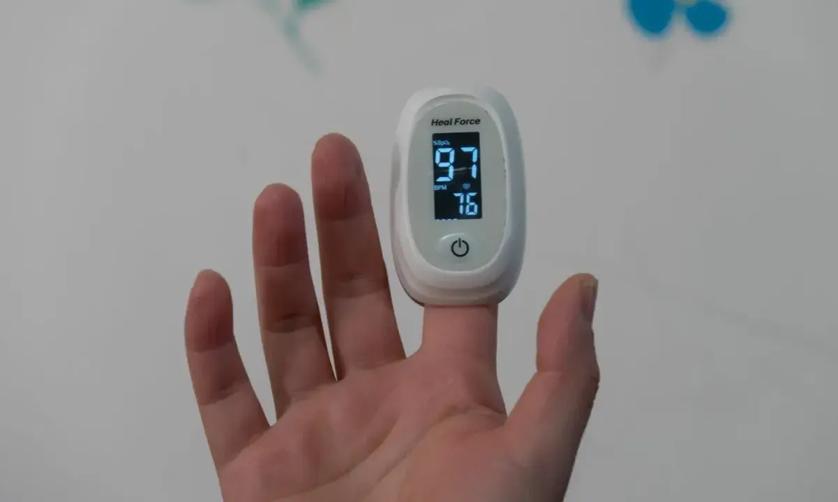 Pulsoksymetr na palcu pokazuje 97% nasycenia tlenem i 76 uderzeń na minutę. To dobry wynik, znacznie lepszy niż tętno spoczynkowe 50.