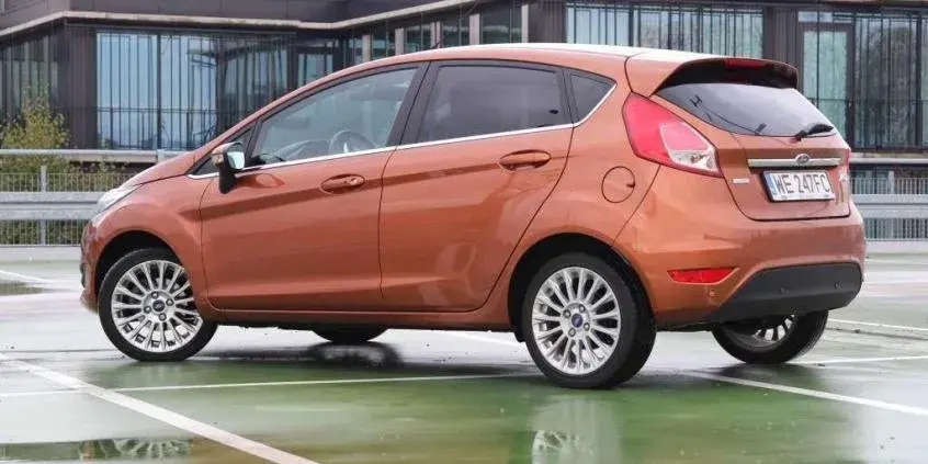 Pojemność baku Ford Fiesta Mk7: 42 czy 45 litrów? Rezerwa
