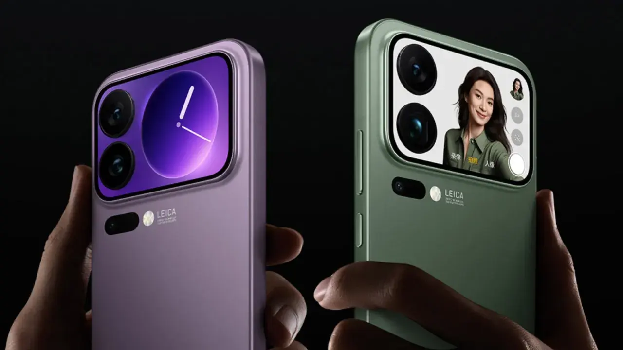 Dwa telefony Xiaomi najnowszy model w kolorach fioletowym i zielonym. Jeden pokazuje zegar, drugi selfie z kobietą.