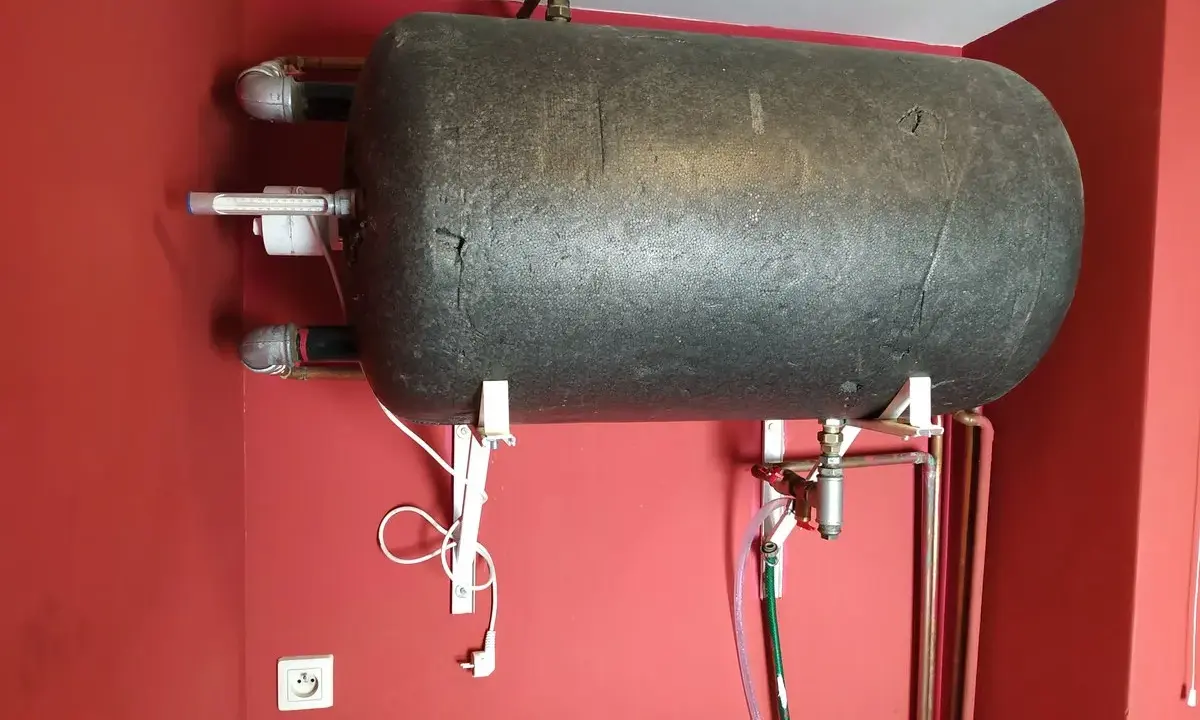 Bojler elektryczny z widocznym zaworem bezpieczeństwa i termometrem. Podłączenie bojler elektryczny zawór jest kluczowe dla bezpieczeństwa.