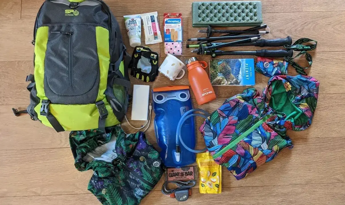 Plecak, kijki trekkingowe, bukłak, mapa i inne akcesoria - wszystko, co potrzebne, by wyruszyć w góry.