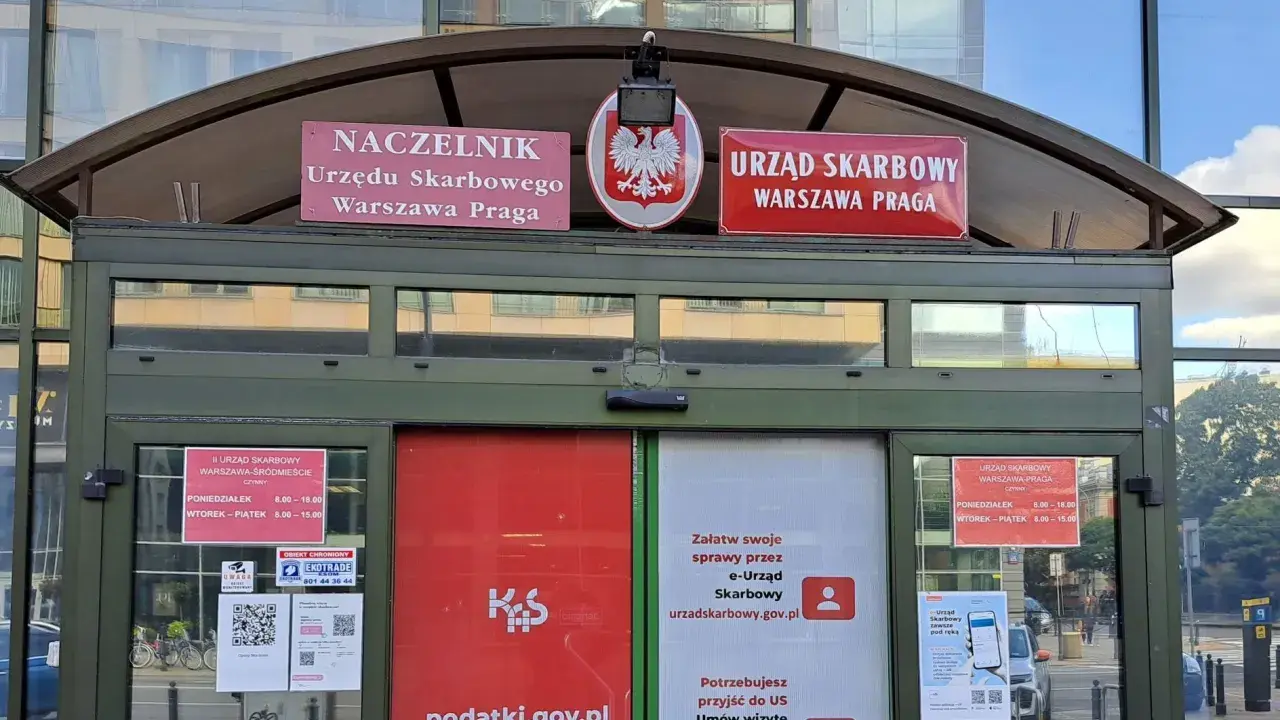 Wejście do Urzędu Skarbowego Warszawa Praga. Informacje o godzinach otwarcia i możliwości załatwienia spraw online. Urząd skarbowy bada majątek, ale tu można załatwić sprawy szybko.