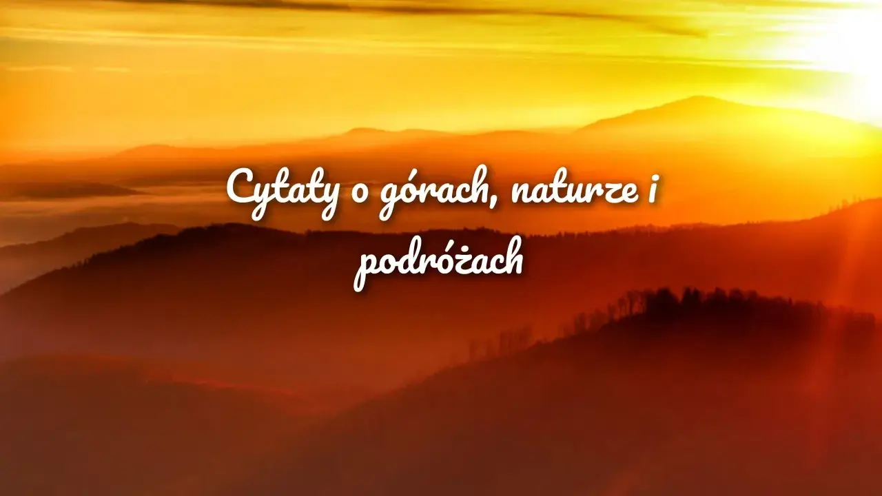 Zachód słońca nad mglistymi górami z białym napisem "Cytaty o górach, naturze i podróżach".