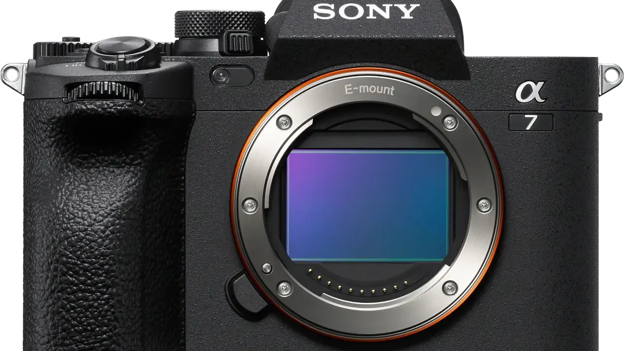 Sony Alpha 7, konkurent Canona, z obiektywem E-mount i widocznym sensorem.