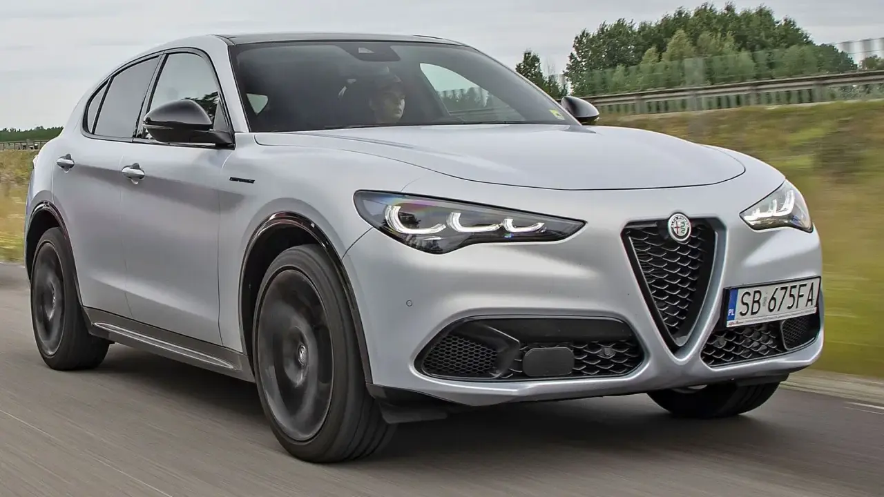 Srebrny Alfa Romeo Stelvio w ruchu. Sprawdź aktualną alfa romeo stelvio cena i wybierz swój wymarzony SUV.