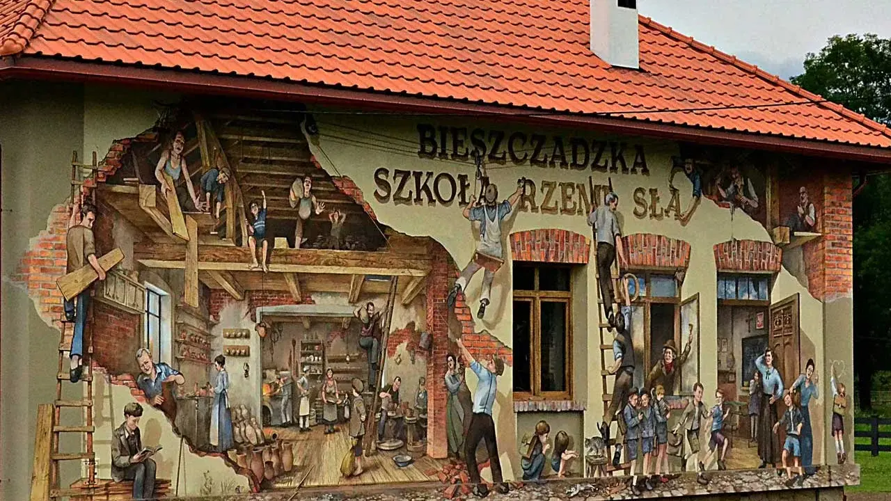 Mural przedstawiający sceny z życia szkoły rzemiosła, z ludźmi pracującymi i uczącymi się.