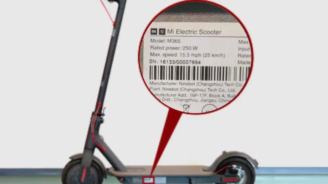 Trottinette électrique Xiaomi M365, avec une étiquette indiquant les spécifications. Le poids n'est pas mentionné, mais la puissance est de 250W.