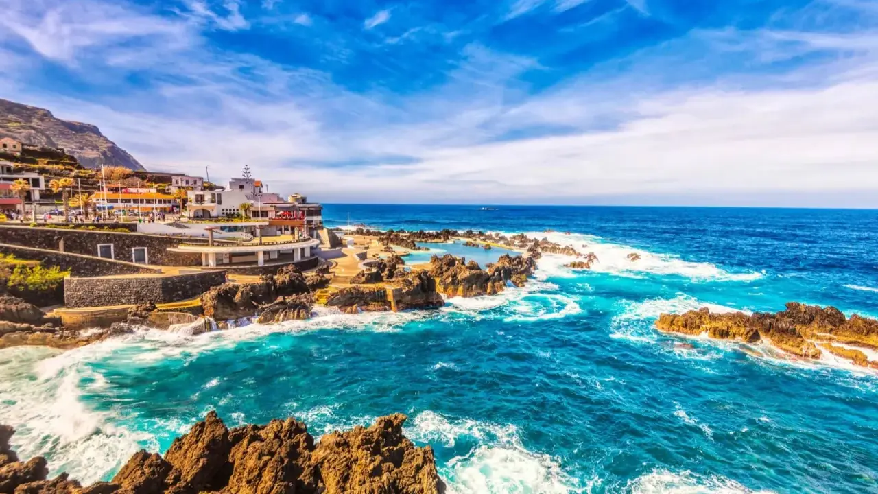 Madeira: Naturschwimmbecken an der Küste. Die Madeira Klimatabelle zeigt, dass die beste Reisezeit ganzjährig ist.
