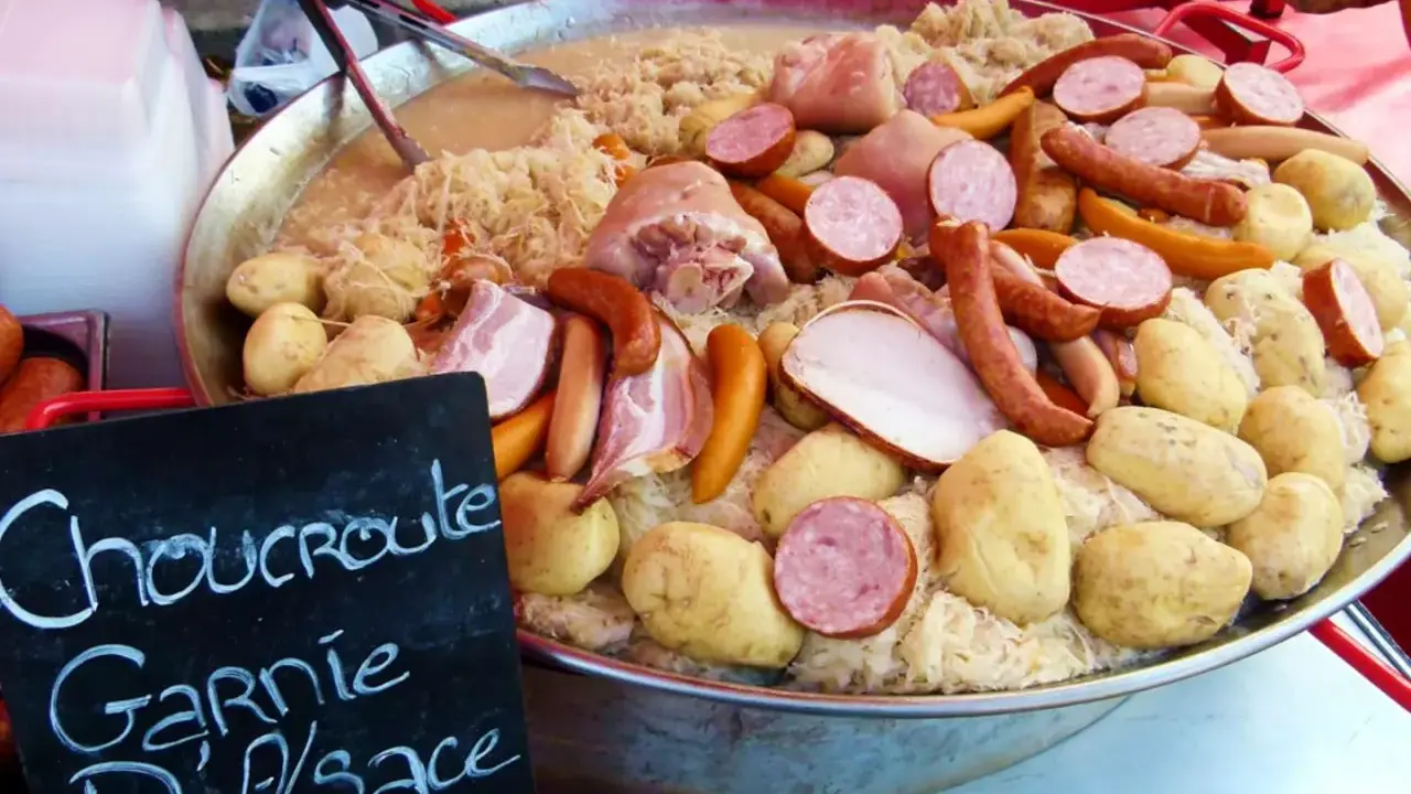 Choucroute garnie d'Alsace, une spécialité alsacienne généreuse avec saucisses, lard, porc et pommes de terre sur choucroute.