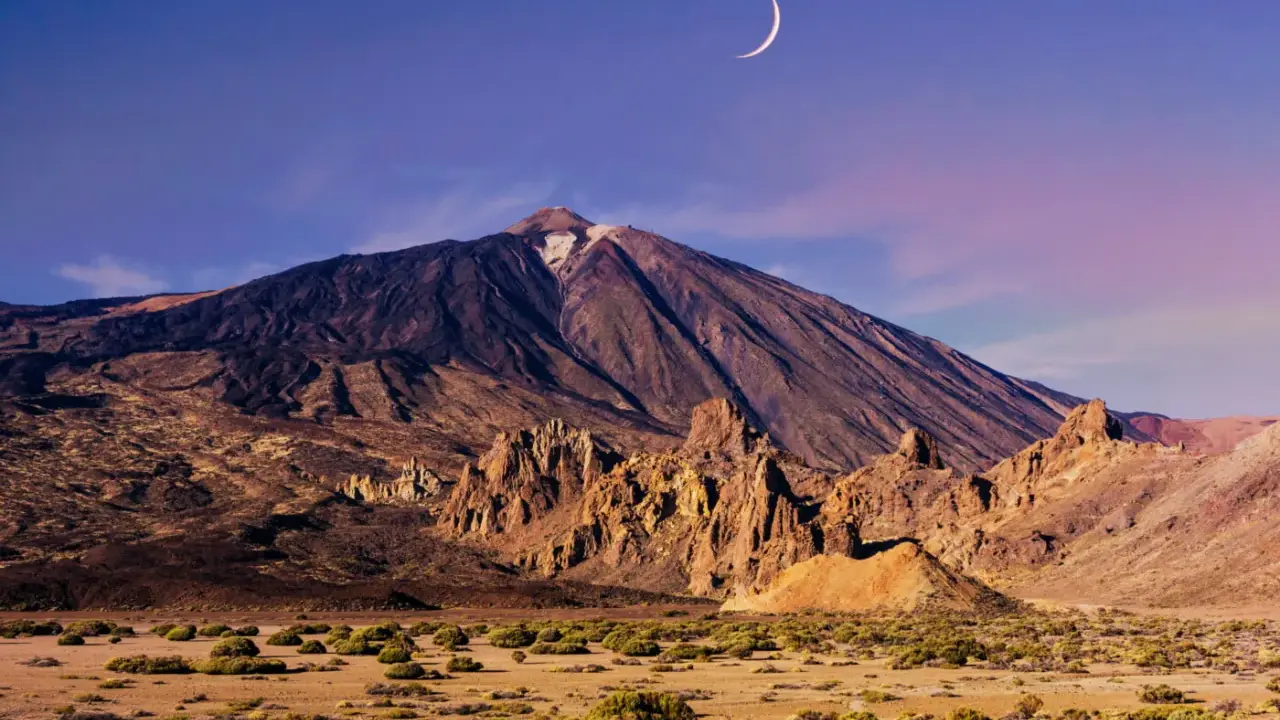Krajobraz Teneryfy z majestatycznym Pico del Teide w tle, oświetlonym blaskiem księżyca.