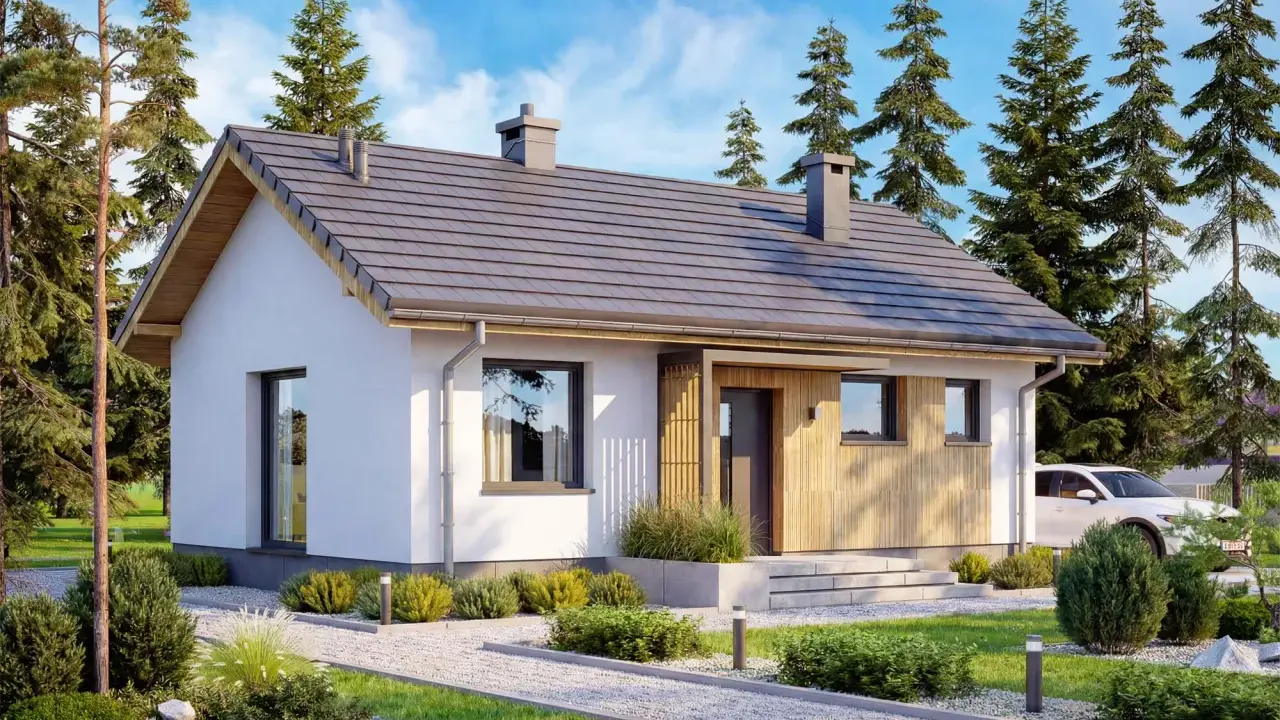 Nowoczesny projekt domu 70m2 z poddaszem, otoczony zielenią i drzewami. Biała elewacja, drewniane detale przy wejściu, szary dach.