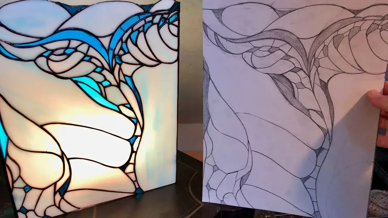Le vitrail wecandoo, une œuvre d'art lumineuse aux courbes bleues et blanches, est comparé à son croquis préparatoire.