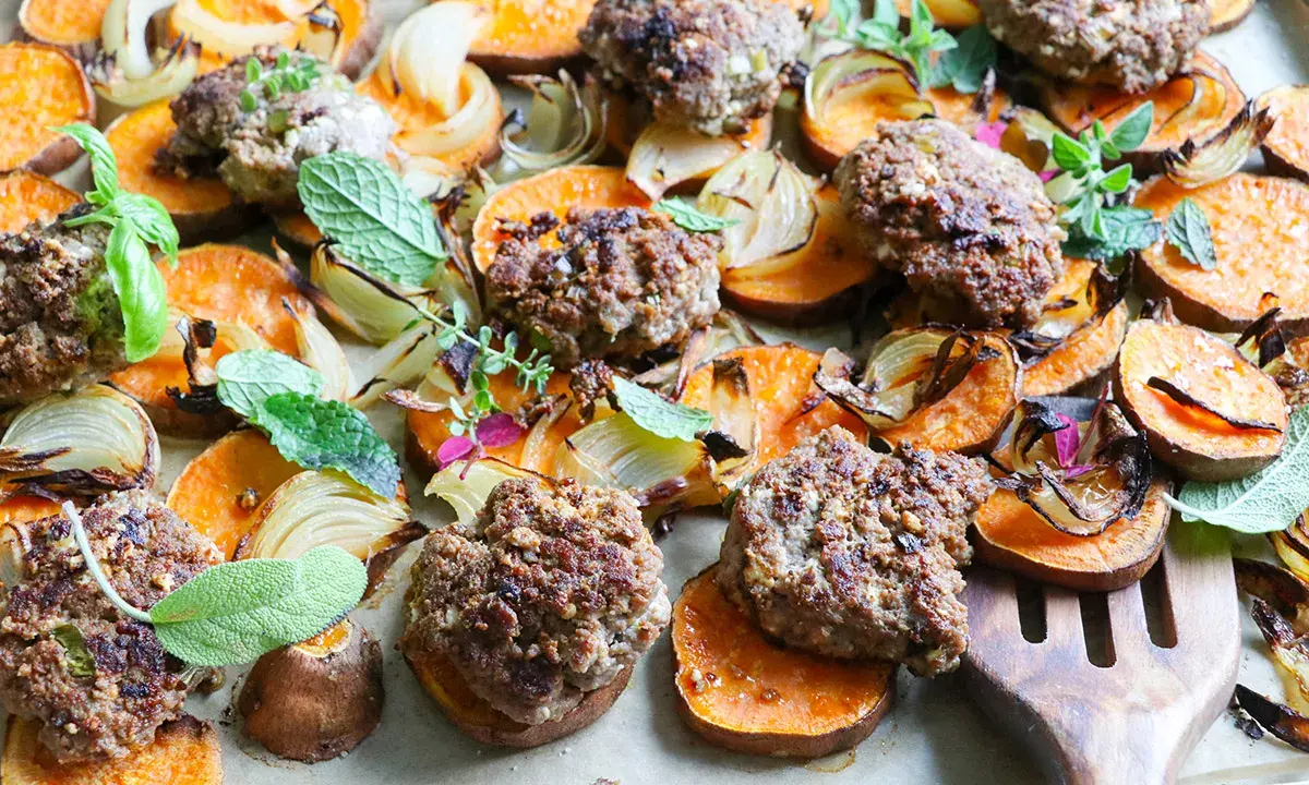 Ugnsbakade köttbullar på sötpotatis med lök och örter. En härlig majskolv i ugn-inspirerad rätt.
