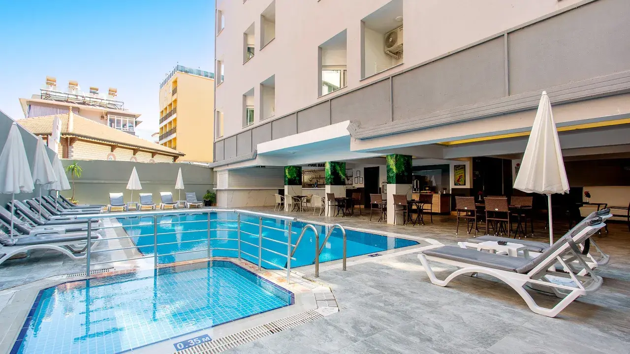 Basen i leżaki przy Diamond Hill Resort. Idealne miejsce na relaks i orzeźwienie.