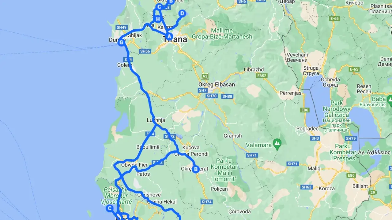 Trasa drogowa przez Albanię, pokazująca główne **lotniska w Albanii** i miasta takie jak Tirana, Durrës, Fier i Korcza.