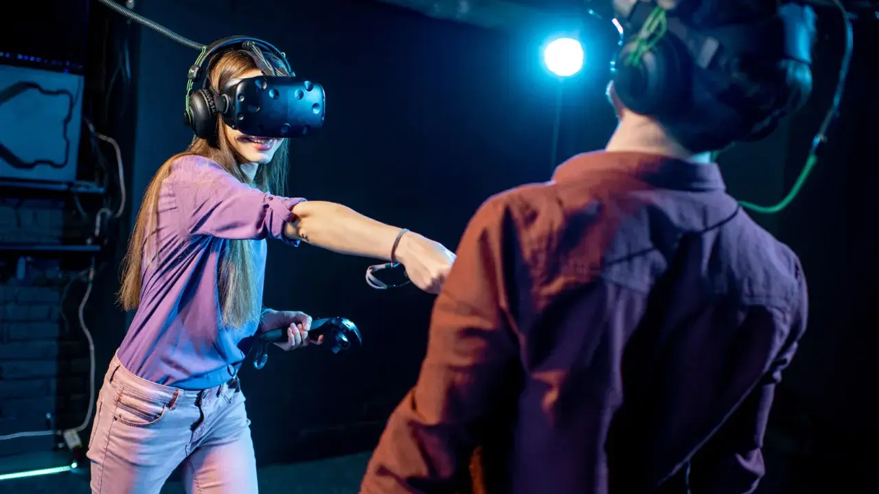 Para grająca w gry na Google VR, zanurzona w wirtualnej rzeczywistości, z kontrolerami w dłoniach.