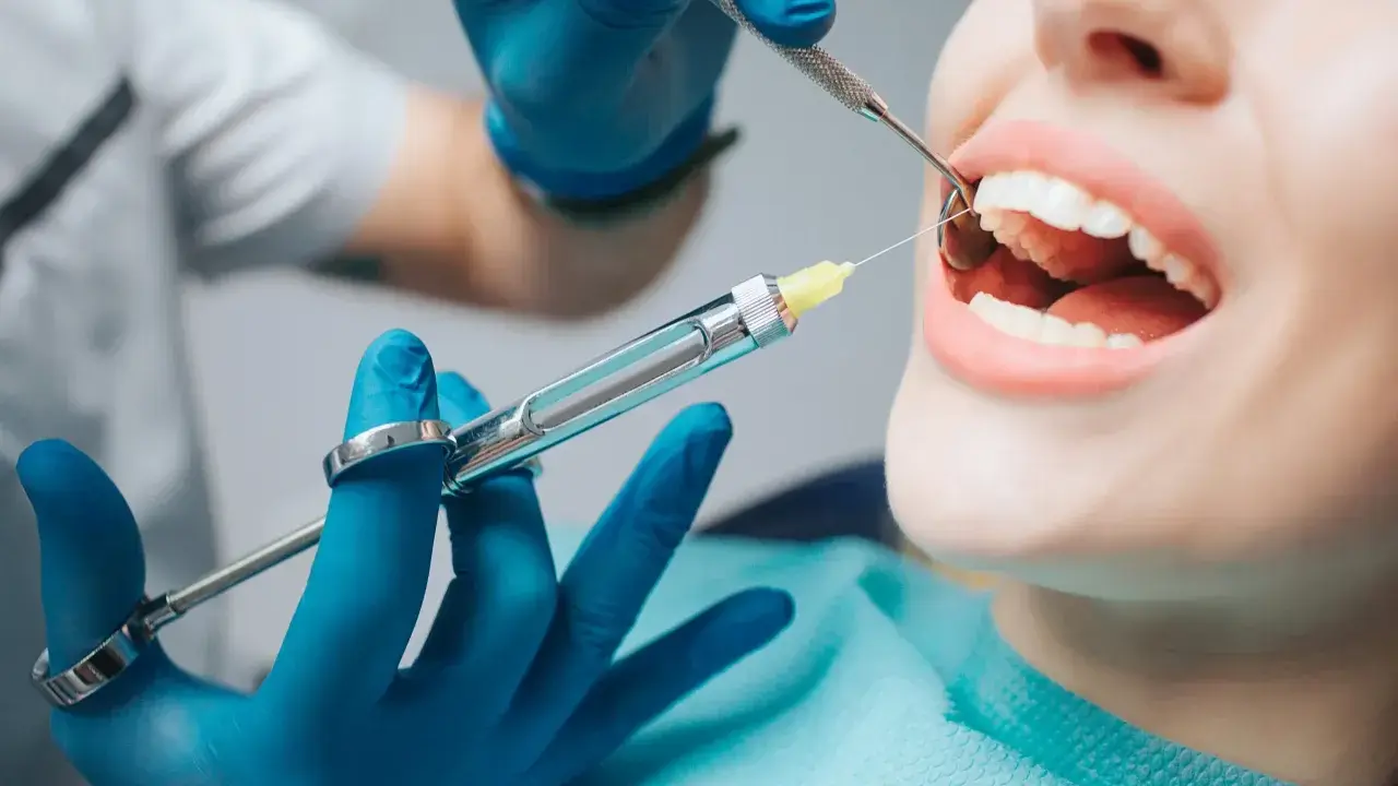 Dentysta podaje znieczulenie. Czy znieczulenie u dentysty jest szkodliwe? To pytanie nurtuje wielu pacjentów.