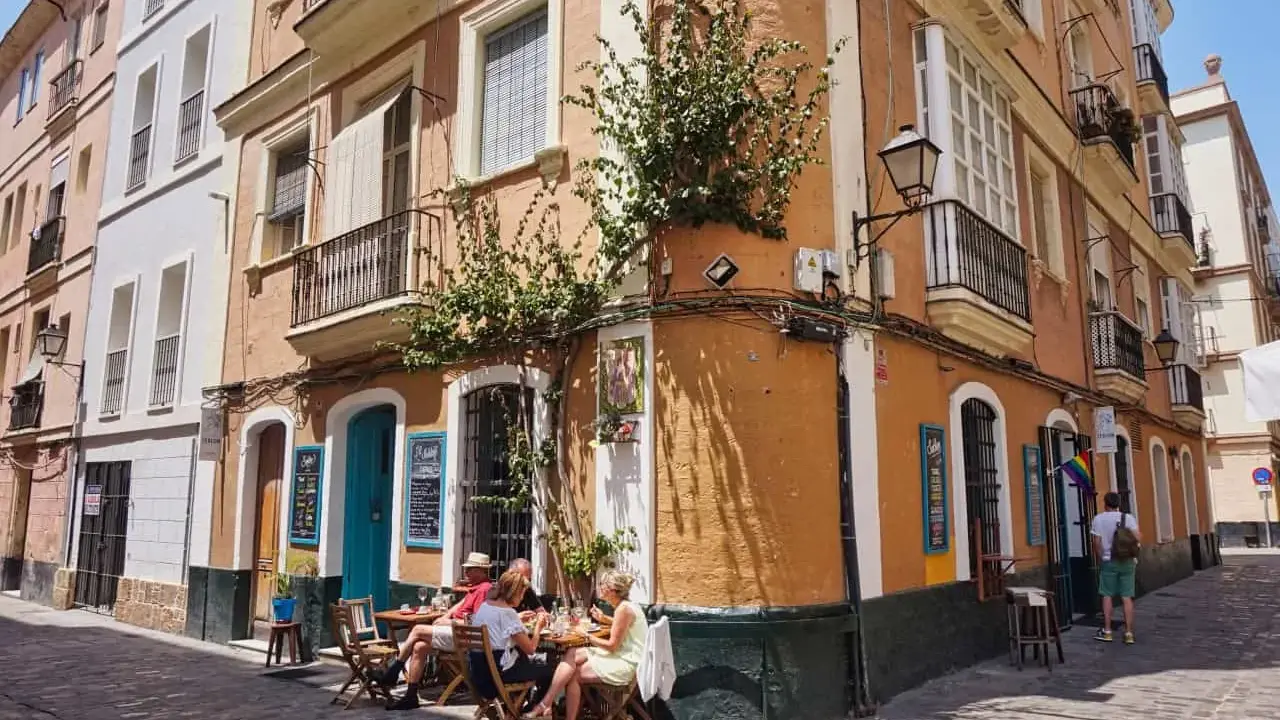 Gemütliche Straßencafés in Cádiz laden zum Verweilen ein, perfekt für eine Pause vom **Cadiz shopping**.