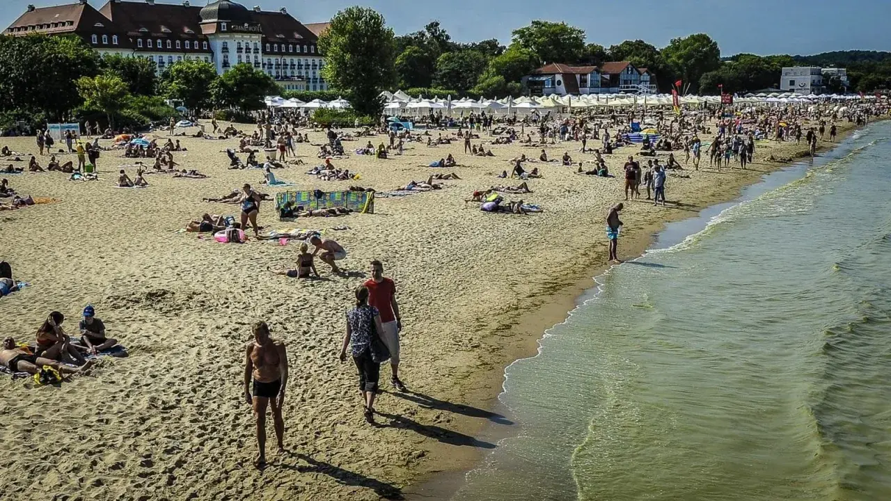 Kąpiel w Bałtyku: Bezpieczeństwo, sinice, GIS. Sprawdź, zanim wejdziesz!