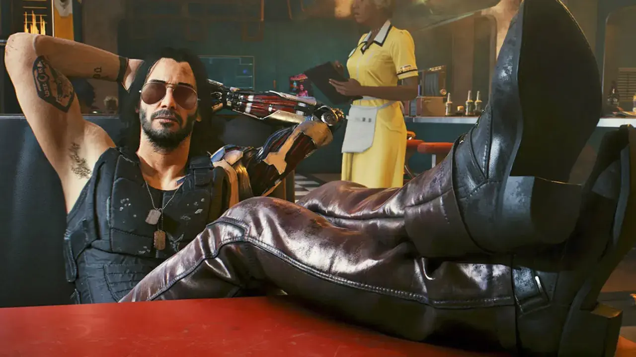 Un hombre con brazo cibernético y tatuajes, con las botas puestas sobre una mesa, como en una guía de Cyberpunk 2077.
