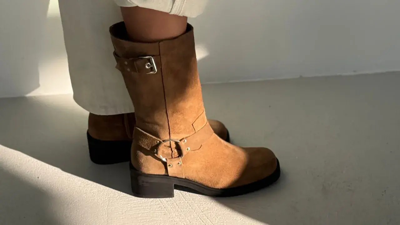 Brązowe zamszowe buty z klamrą i ozdobnym pierścieniem. Dowiedz się, jak dbać o zamszowe buty, by służyły latami.