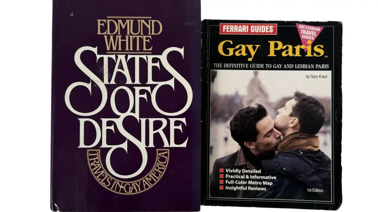 Dwie książki: "States of Desire: Travels in Gay America" Edmunda White'a i przewodnik "Gay Paris" z serii Ferrari Guides, który jest książką o gejach.