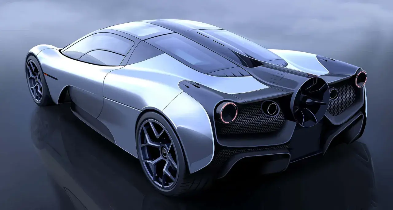 Der Gordon Murray T.50, ein Meisterwerk der Ingenieurskunst, zeigt seine aerodynamische Heckpartie mit markantem Lüfter und roten Rückleuchten.