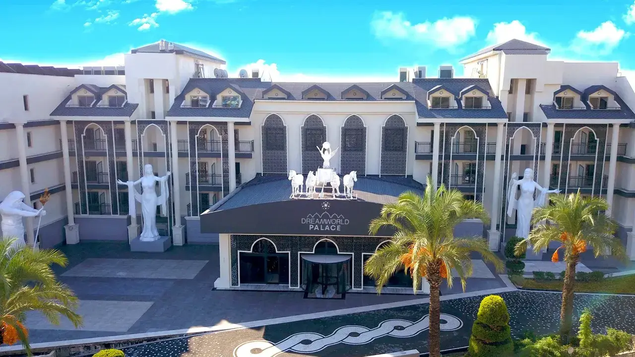 Wspaniały pałac Dreamworld Palace, ozdobiony posągami i palmami, zaprasza do krainy marzeń.