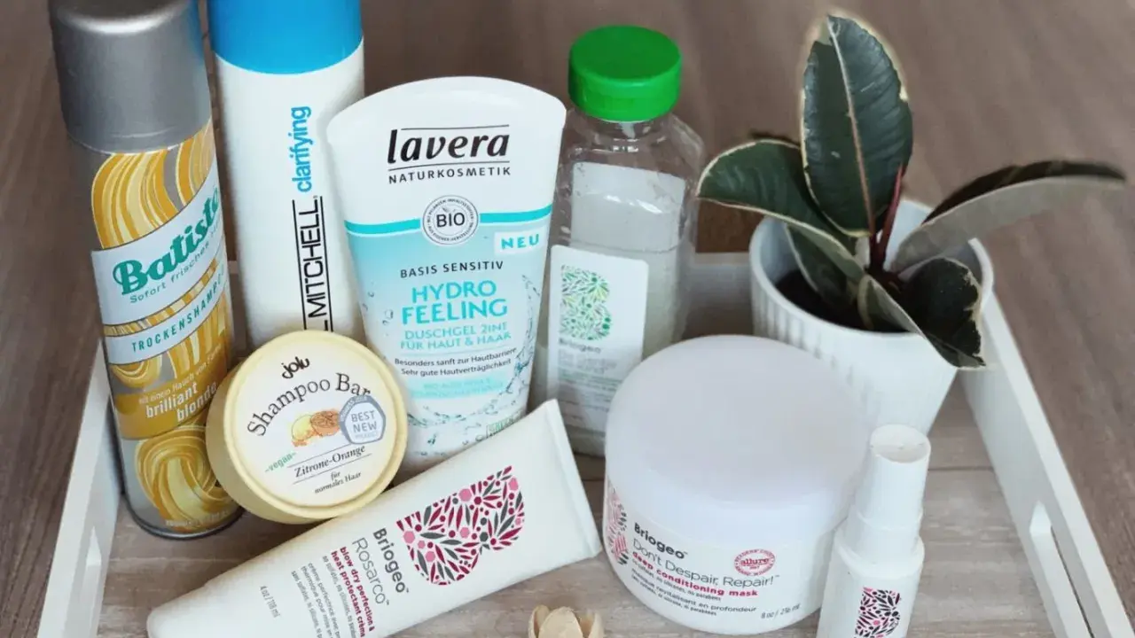 Tierversuchsfreier Shampoo-Bar mit Zitrone-Orange, Lavera Hydro Feeling Duschgel und Briogeo Haarpflegeprodukte auf einem Tablett.