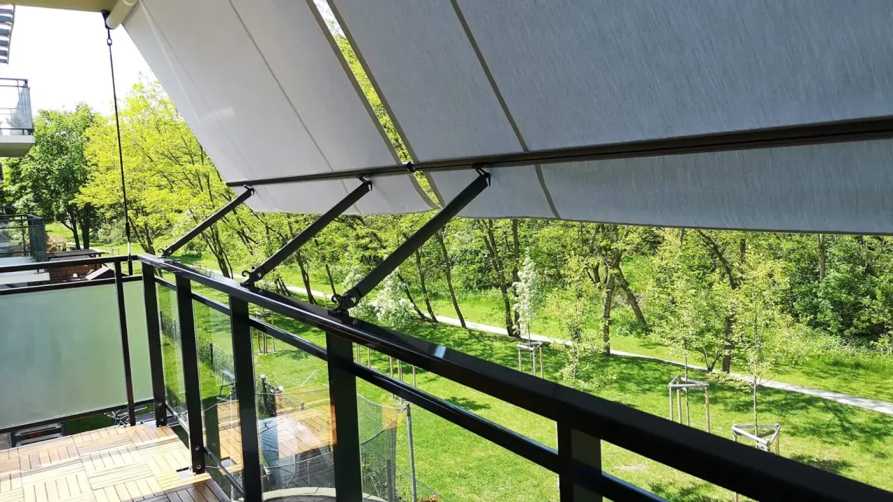 Nowy markiza to świetny sposób, jak osłonić balkon w bloku przed słońcem. Drewniana podłoga i szklane balustrady dodają uroku.