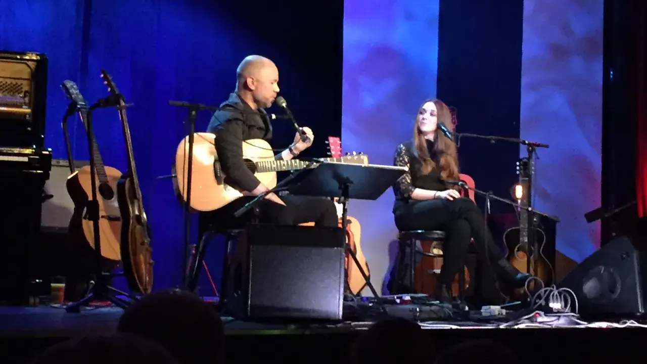 Melissa Horn barn på scen i Sverige, med gitarr och mikrofon.