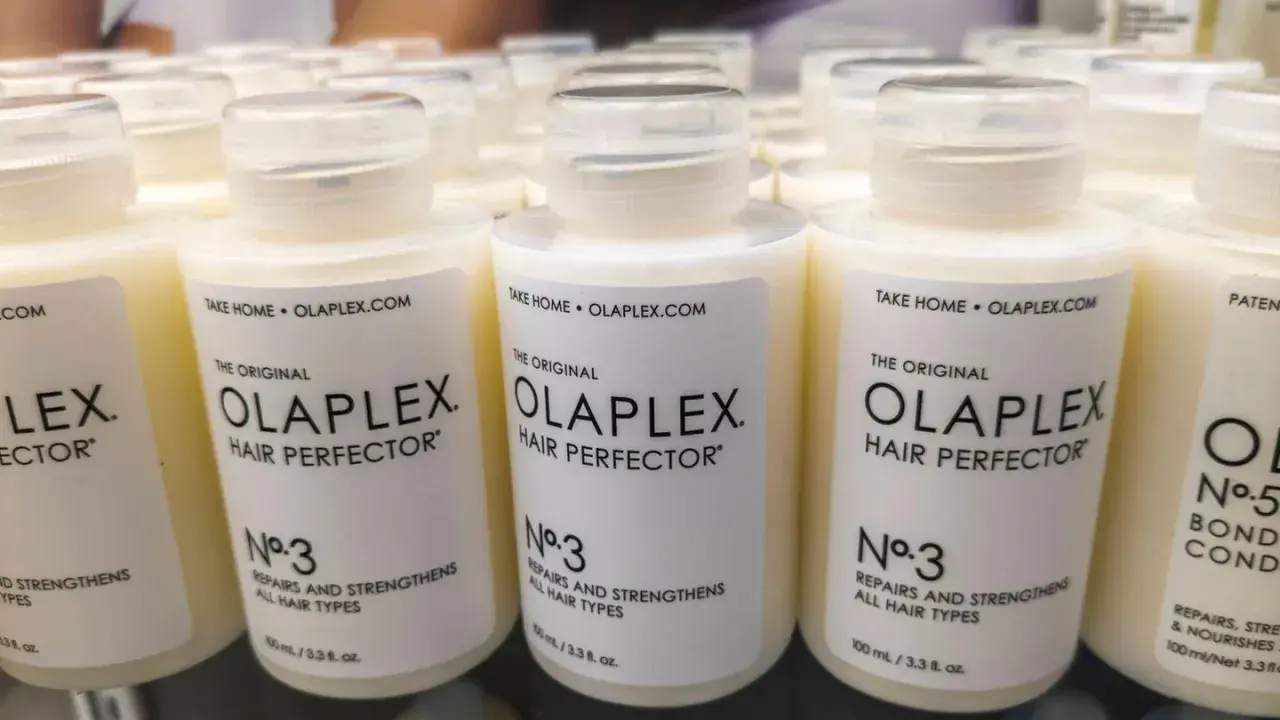 Reihen von Olaplex Hair Perfector No. 3 Flaschen, die bei Haarausfall helfen.