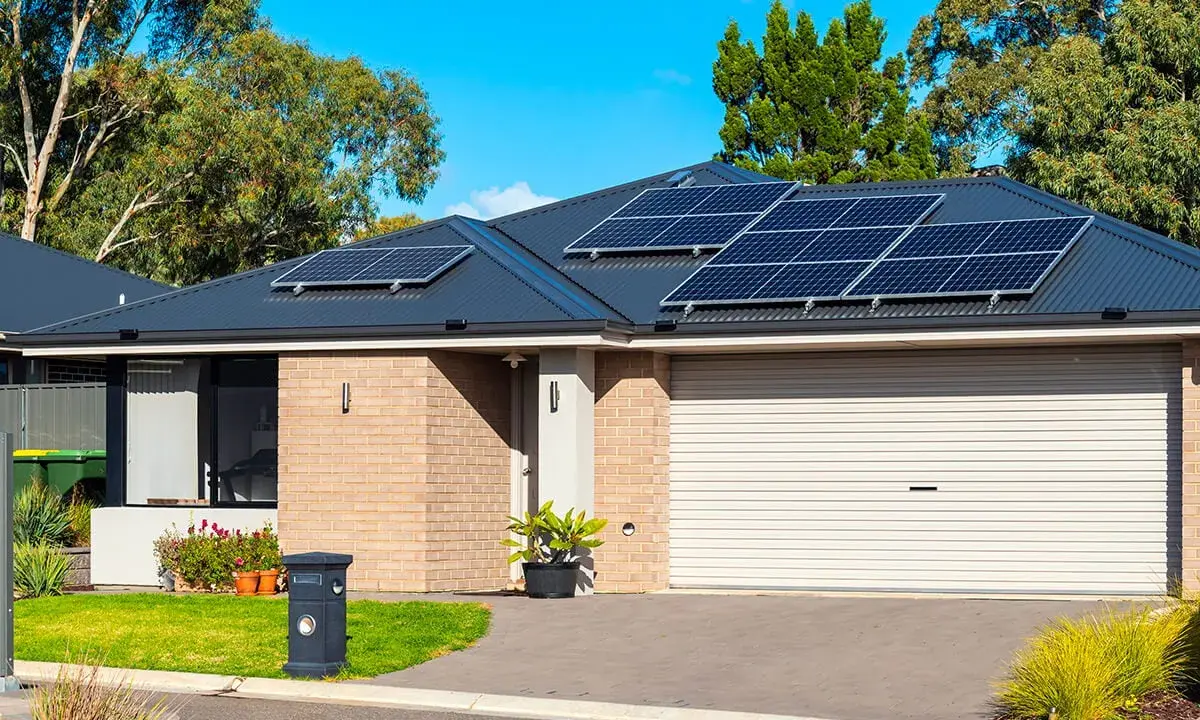 Maison avec panneaux solaires sur le toit. Un bon exemple pour savoir quel type de panneau solaire choisir pour une installation résidentielle.