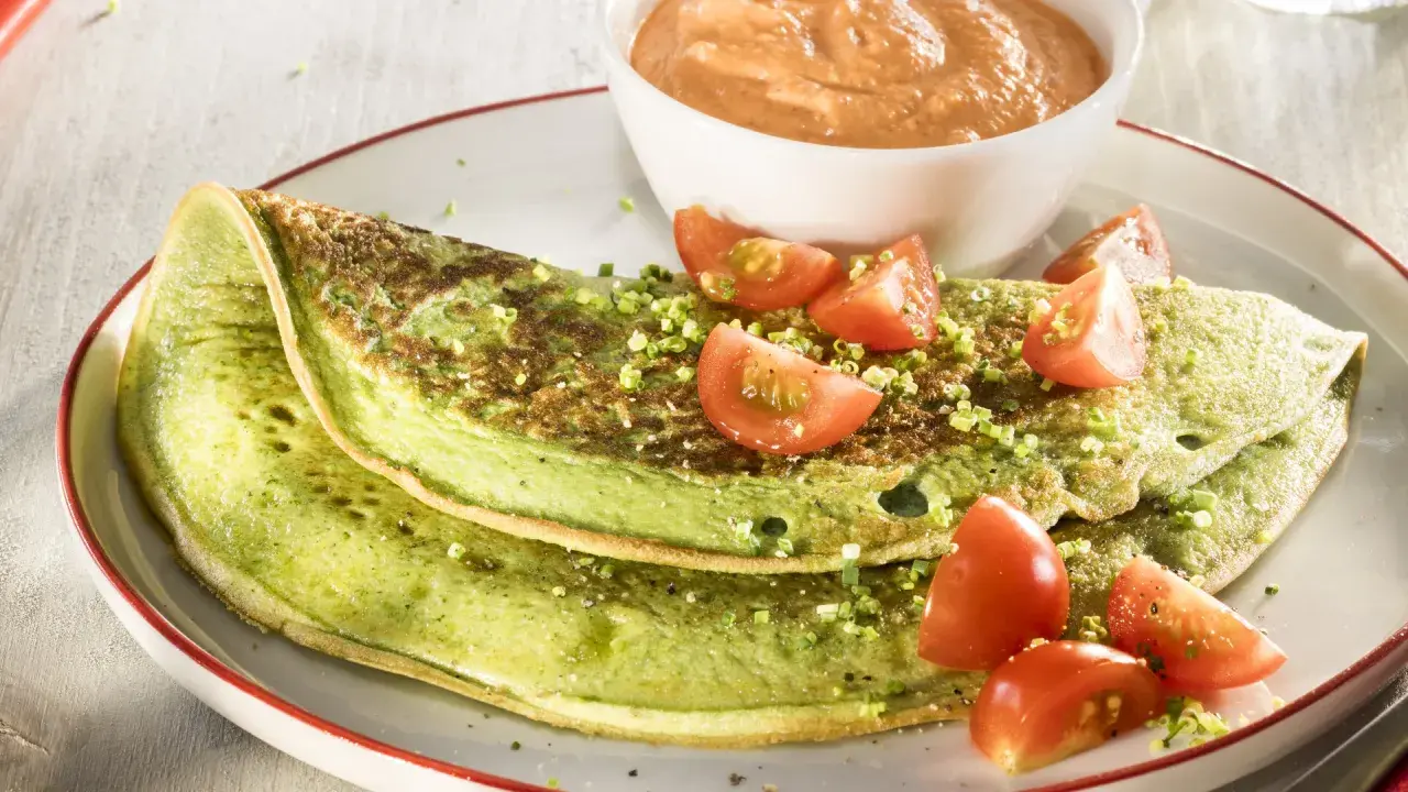 Grünes Omelett mit Tomaten und Dip. Ein einfaches Omelette Rezept für ein gesundes Frühstück.