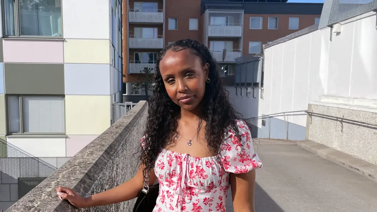 Ayaan Ahmed i en blommig klänning på en solig dag i Sverige.