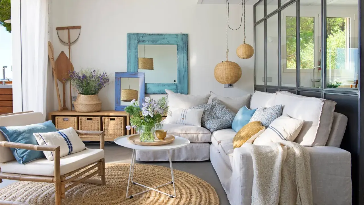 Ideas para decorar casa playa poco presupuesto: sofá blanco, alfombra de yute, cestas de mimbre y detalles marineros.