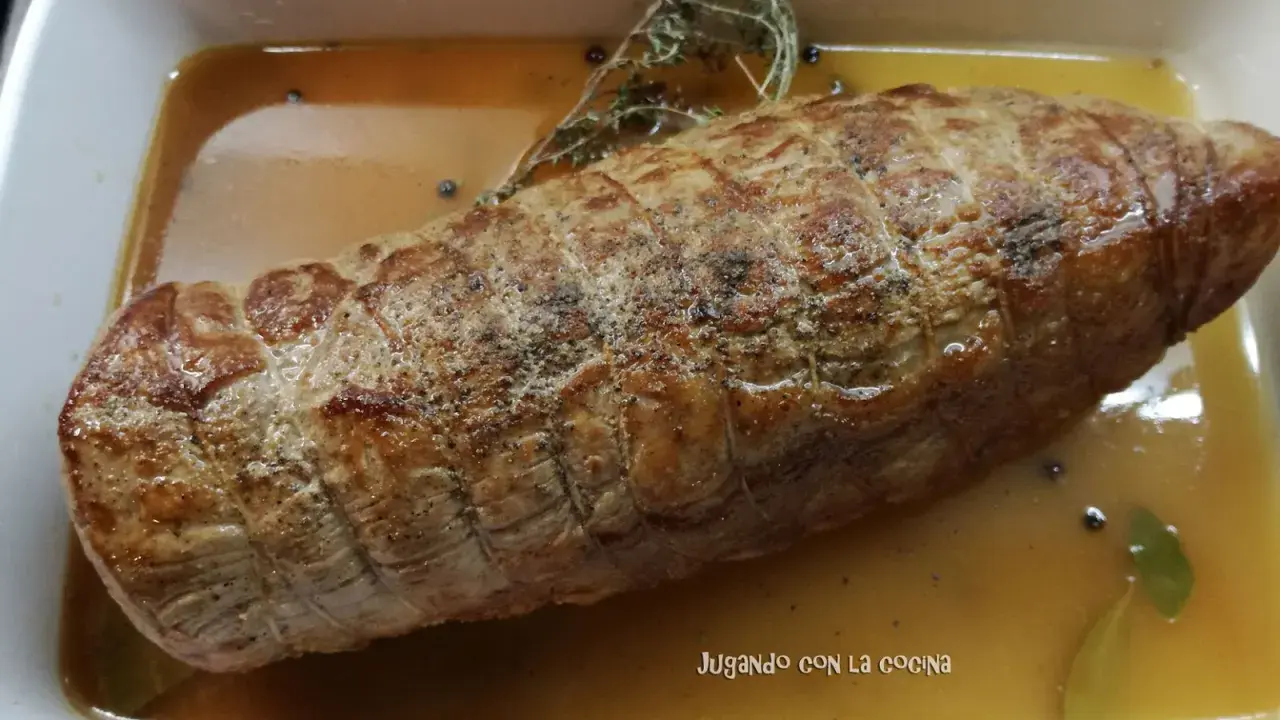Redondo de ternera asado en su jugo, con hierbas aromáticas y granos de pimienta.