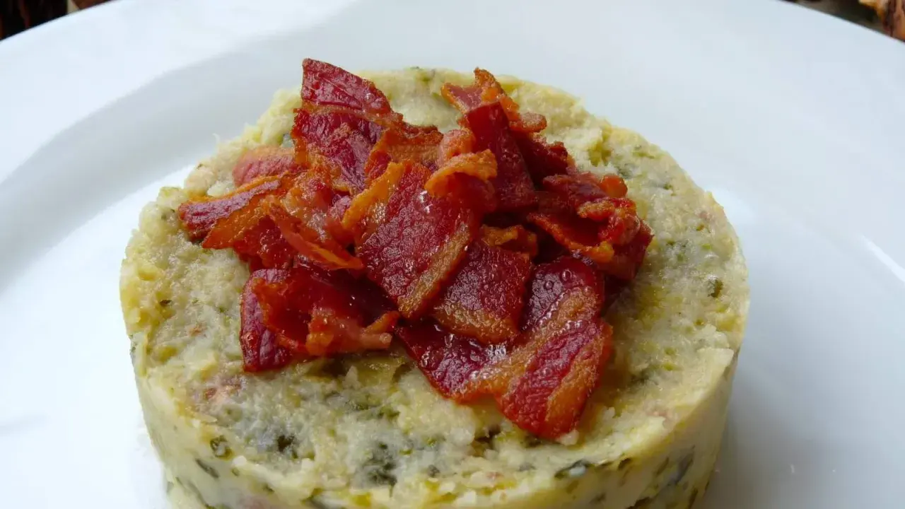Delicioso trinxat de la Cerdanya, un plato tradicional con patata, col y tocino crujiente.