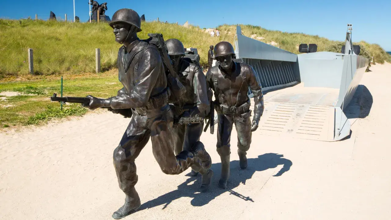 Bronzeskulpturen von Soldaten, die am Strand landen, erinnern an die Bedeutung des D-Days.