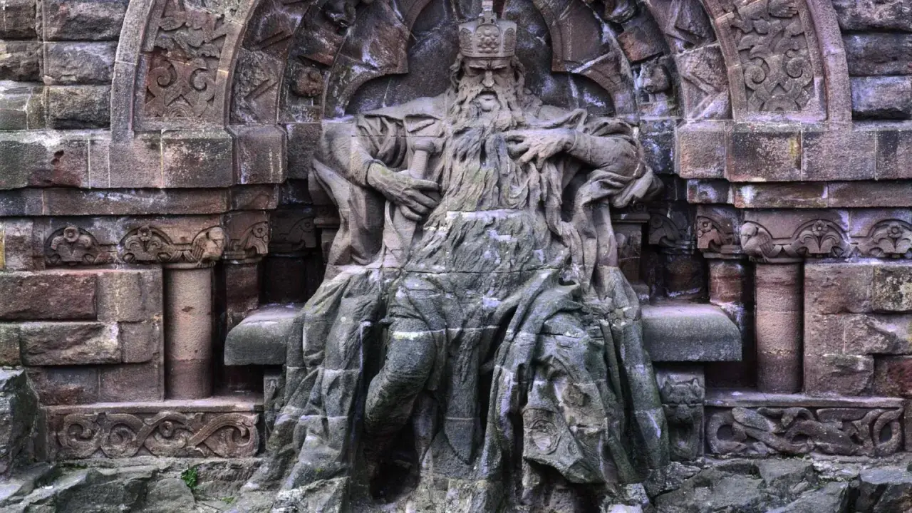 Steinerne Figur Kaiser Barbarossas, der der Sage nach im Kyffhäuser schläft und auf seine Wiederkehr wartet.