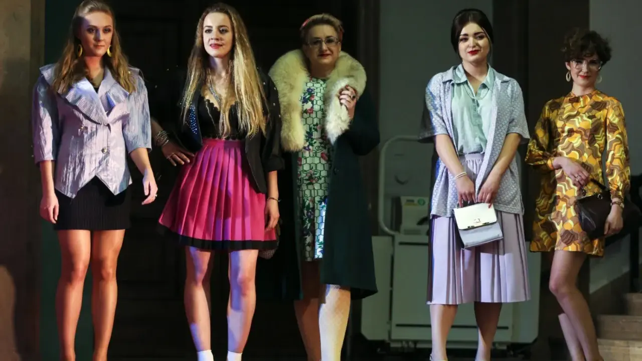 Pięć kobiet prezentuje modę PRL damską: od błyszczącej marynarki po sukienkę w stylu retro.