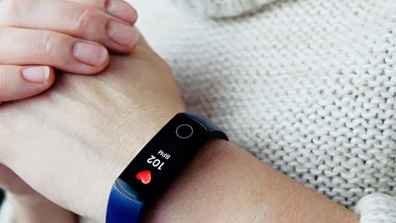 Opaska monitoruje puls 102 BPM. Wysoki puls może świadczyć o problemach z sercem.