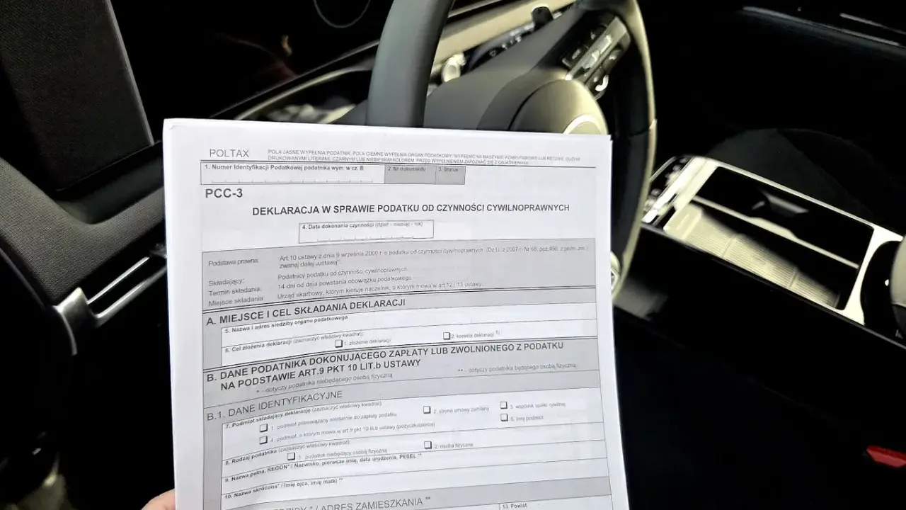Formularz PCC-3 w samochodzie, dotyczący kupna samochodu a urząd skarbowy.